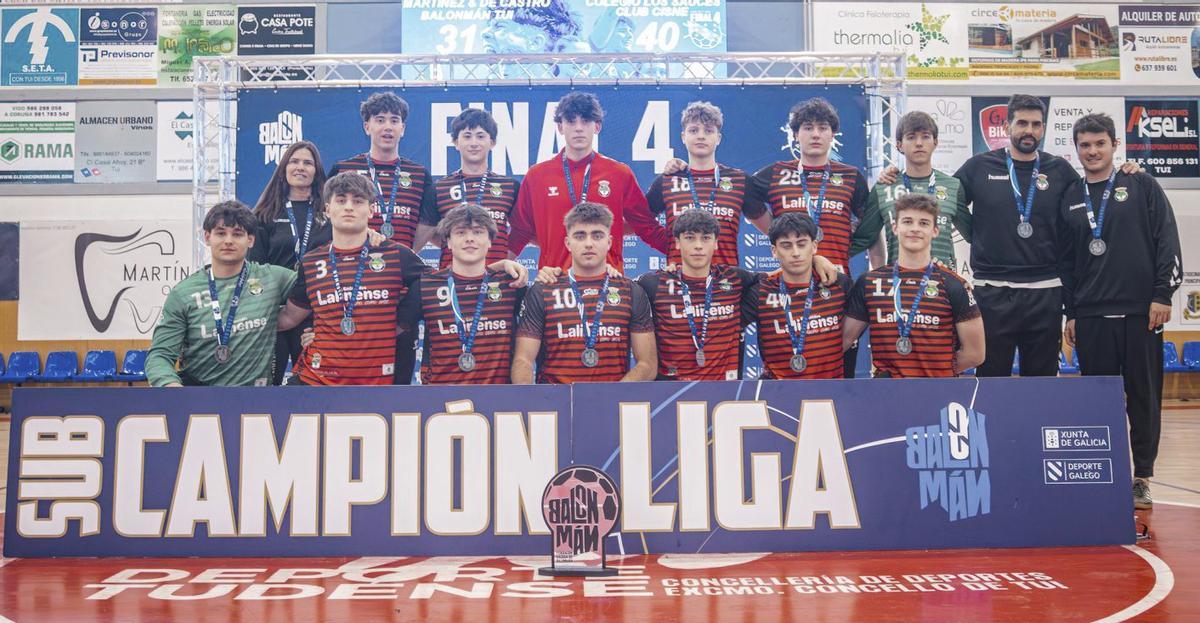 El equipo rojinegro recogió el trofeo como segundo clasificado. | CEDIDA