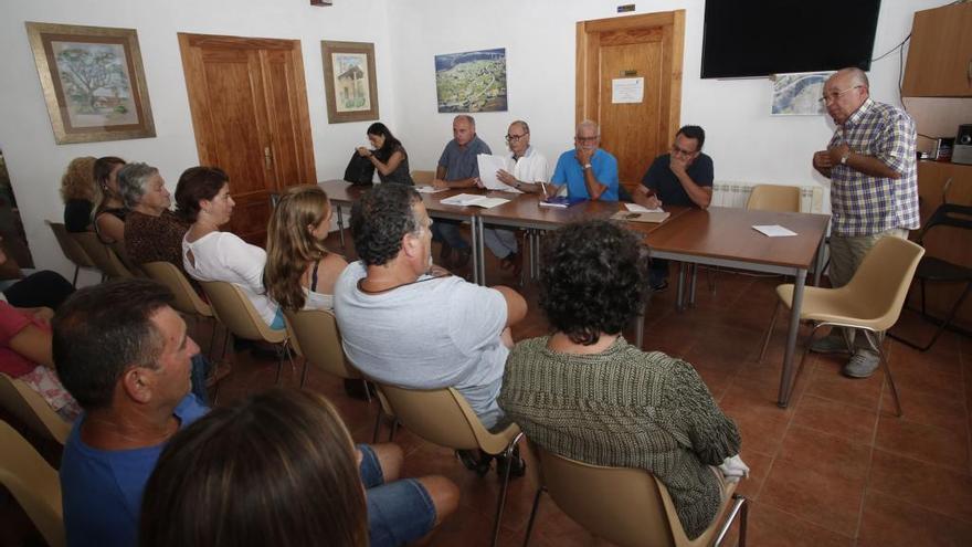 La reunión que mantuvieron hace días las autoridades municipales con los vecinos de Santiago del Monte.