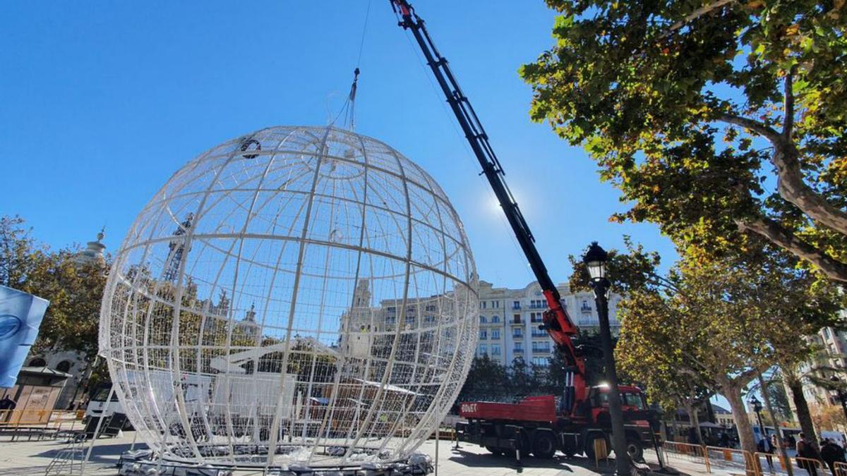 Las bolas que sustituyen al
árbol ya están plantadas
en la plaza. levante-emv