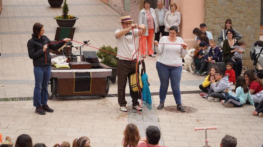 Un moment del xou de Fèlix Brunet, aquest diumenge al matí a la plaça de la Vila de Gironella