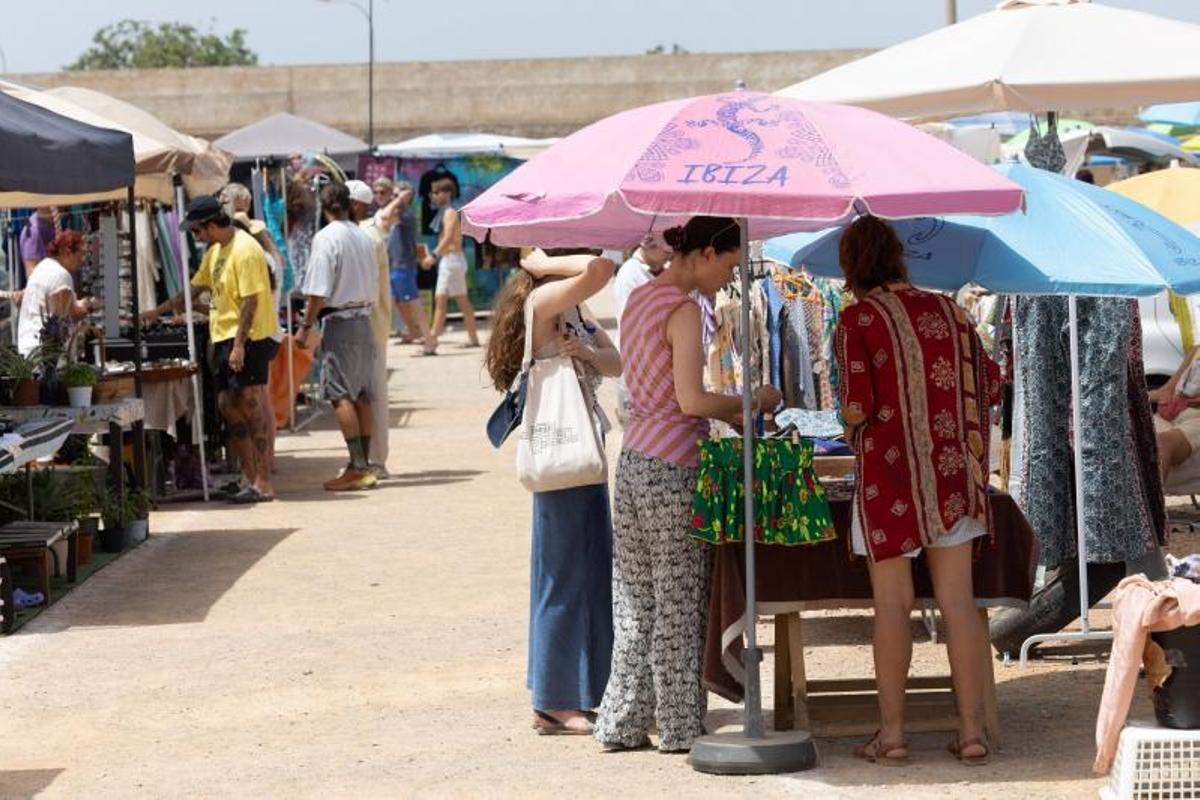 El mercadillo de Sant Jordi resiste al calor del verano