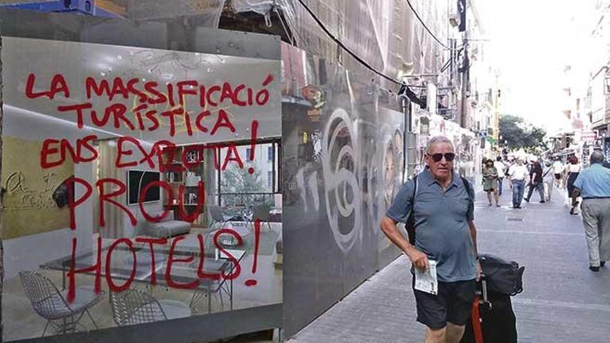 Aparece una nueva pintada contra el turismo en Palma