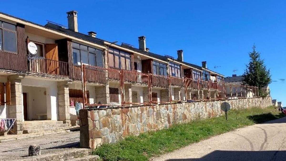 Arriba, viviendas de los camineros de Puebla de Sanabria. Abajo, el bloque de apartamentos que se rehabilitará en Zamora. | |  CEDIDAS