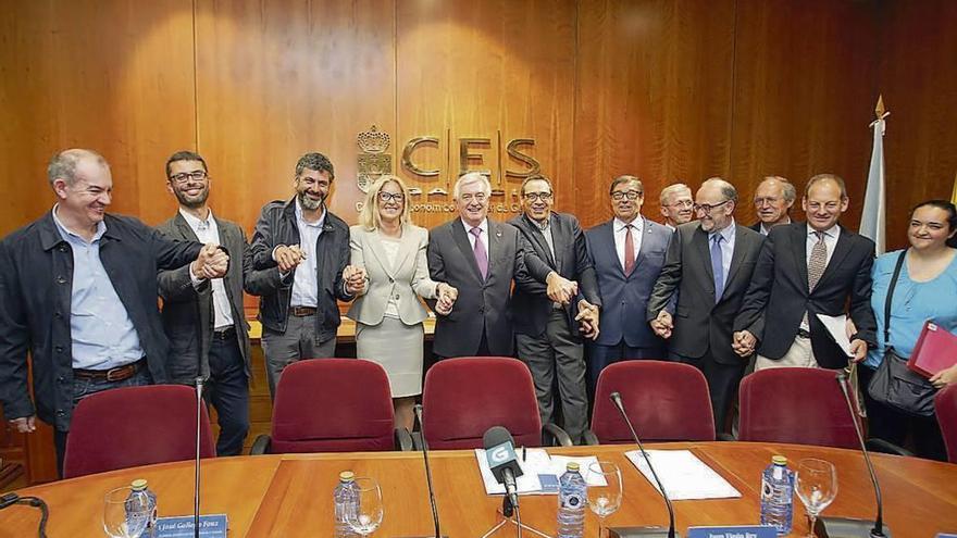 La presidenta del CES, Corina Porro, con representantes económicos y sindicales.