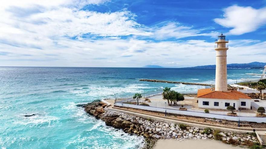 El pueblo de España donde es verano todo el año tiene más de 300 días de sol, 4 kilómetros de playa y una curiosa fiesta en torno a las migas