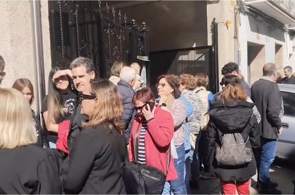 La gente aguardaba el pasado Jueves Santo para visitar uno de los doseles de Alzira.