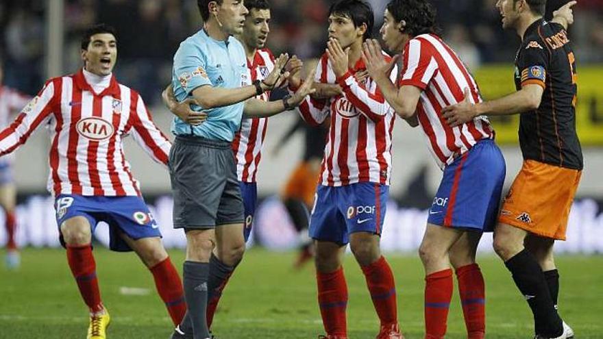 Los atléticos le protestan a Pérez Burrull ante Marchena. / andrea comas