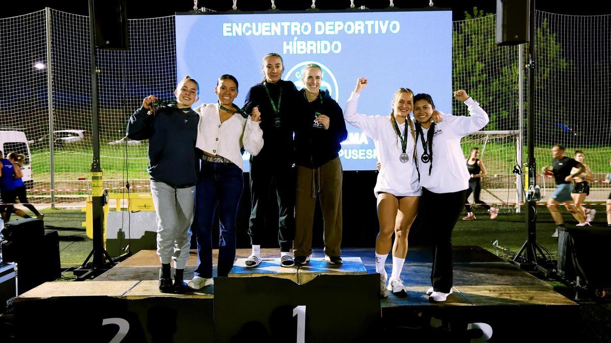 Podio femenino en una de las categorías de la Cobra Race por parejas