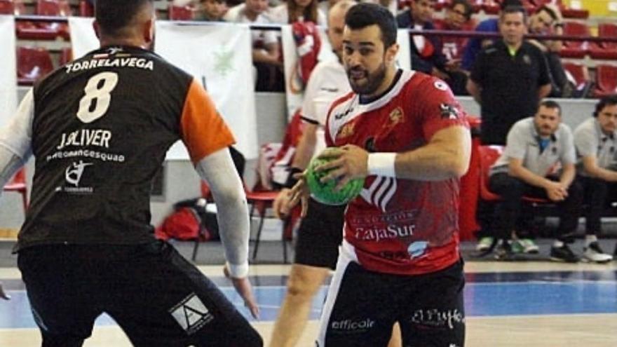 Julián Portero controla el balón en su anterior etapa en el Cajasur Balonmano.