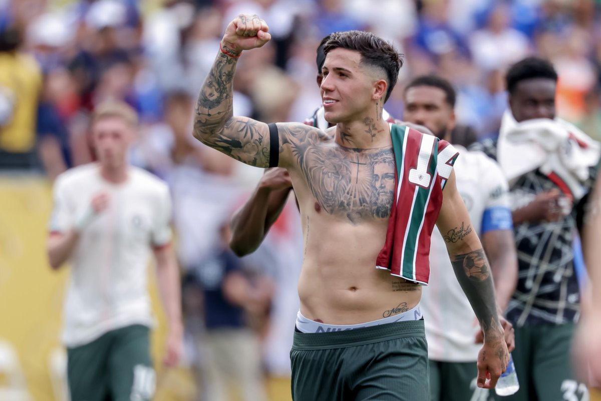 EAST RUTHERFORD (United States), 08/07/2025.- Enzo Fernandez of Chelsea greets supporters after winning the FIFA Club World Cup 2025 match between Fluminense FC and Chelsea FC in East Rutherford, New Jersey, USA, 08 July 2025. (Mundial de FÃºtbol) EFE/EPA/JUSTIN LANE