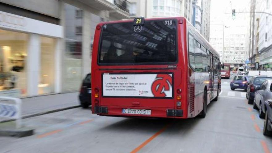 Un autobús de la línea 21 circula por la calle Federico Tapia. / juan varela