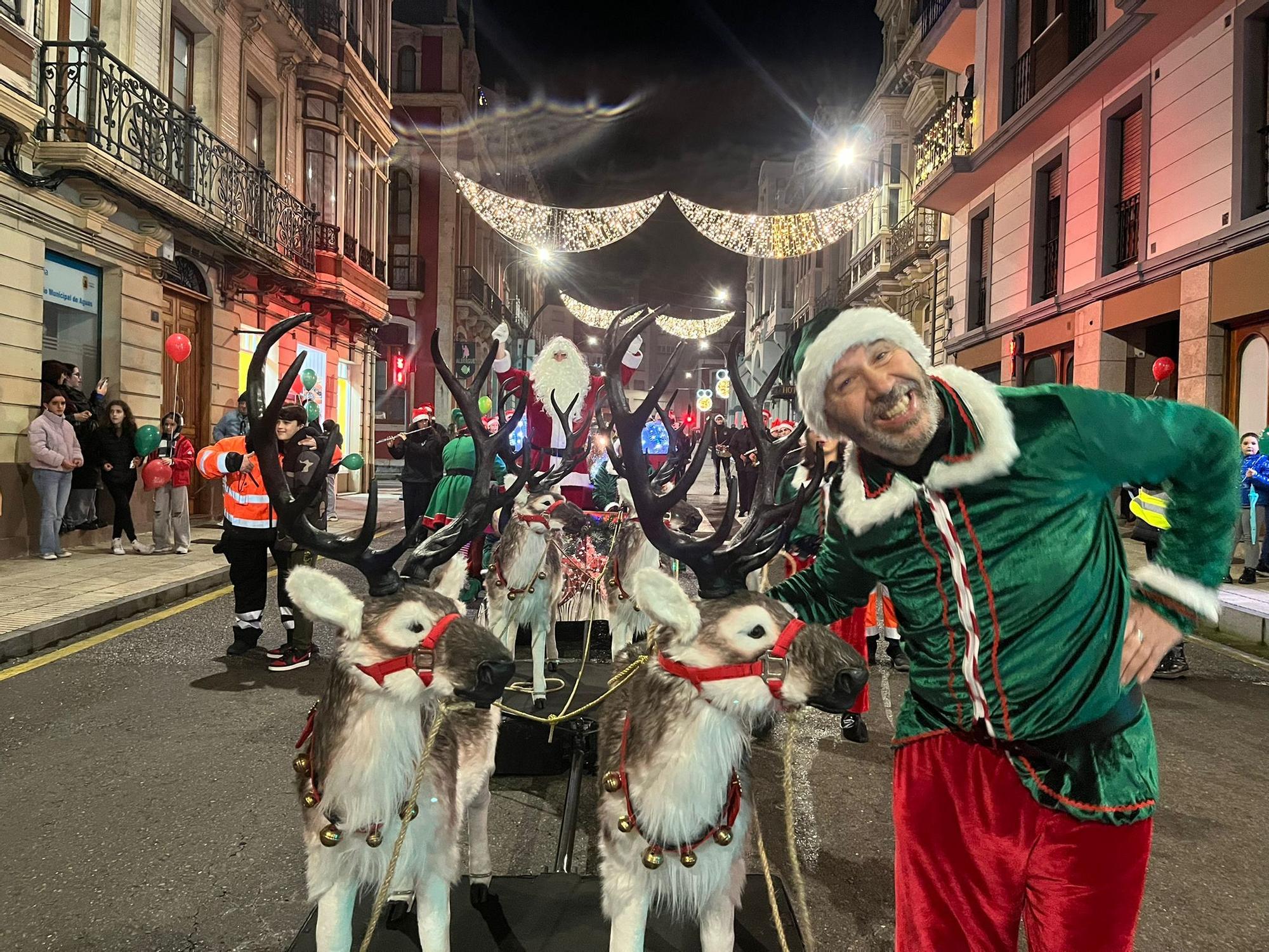 En imágenes: El espectacular desfile de Papá Noel por las calles de Luarca