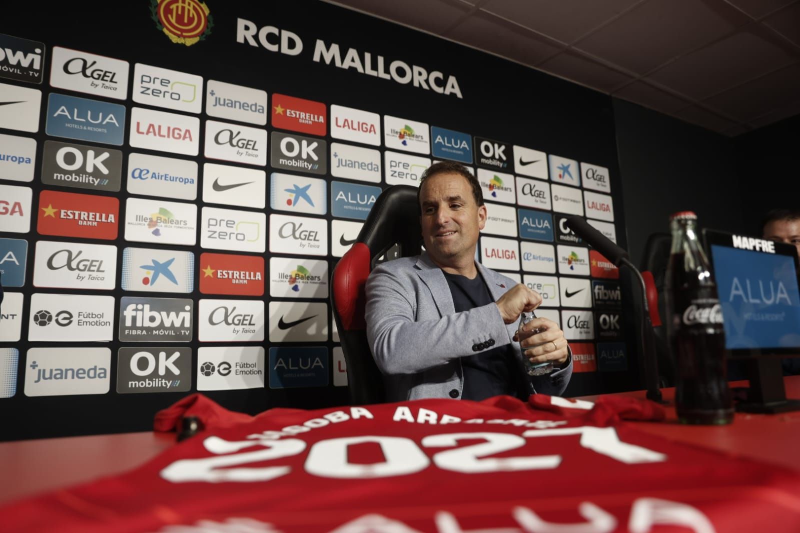 Las mejores imágenes de la presentación oficial de Jagoba Arrasate como entrenador del RCD Mallorca