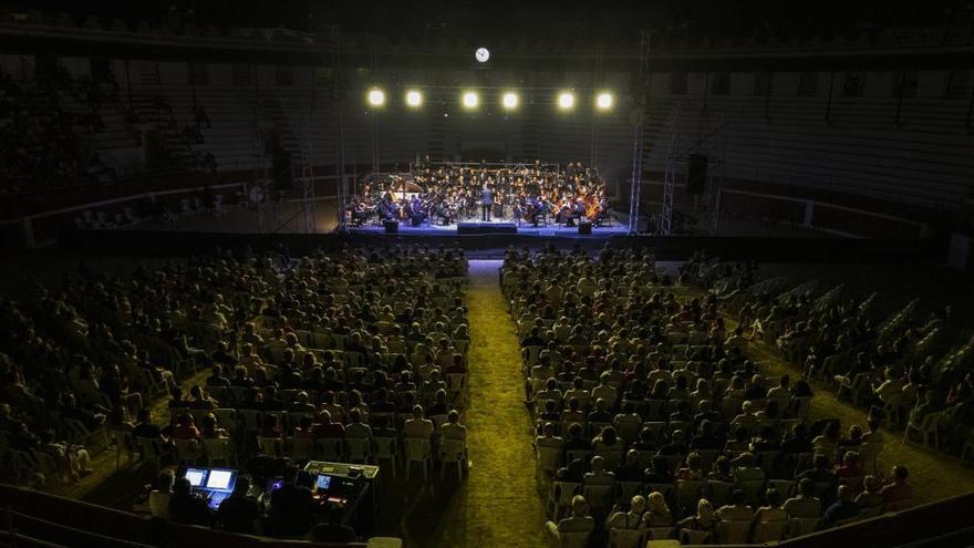 La música de cine llena la plaza de toros de Ondara