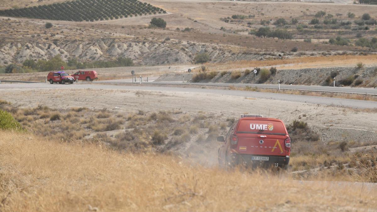 Un vehículo de la UME trabaja en las labores de extinción del incendio de Los Gallardos.