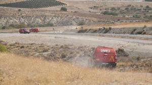 Un vehículo de la UME trabaja en las labores de extinción del incendio forestal, a 10 de julio de 2026, en Los Gallardos, Almería, Andalucía (España).