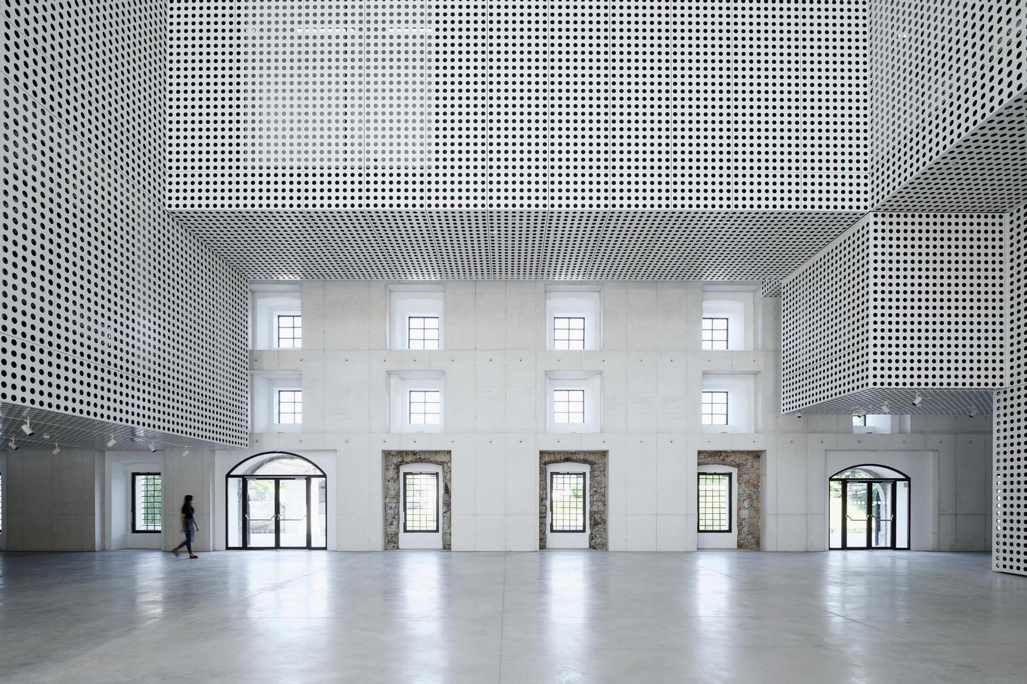 El interior de Cukrarna Gallery ha sido totalmente reformado, convirtiendo siete plantas en solo tres