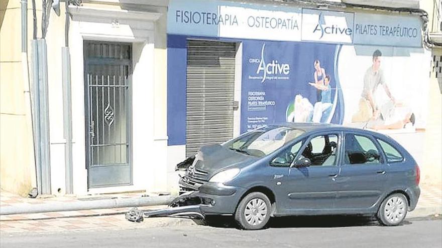 Dos personas resultan heridas en la colisión de un vehículo contra una farola