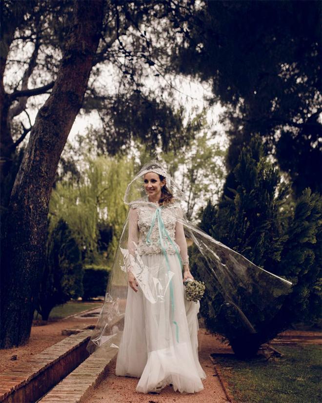 El vestido de novia con capa chubasquero de Fatima Cantó para bodas con lluvia