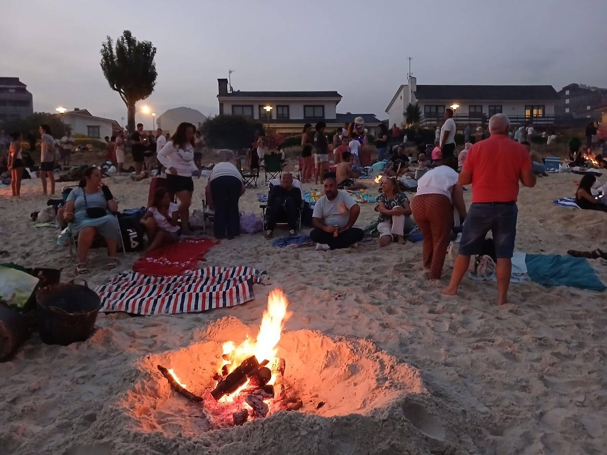 La noche de San Xoán en la playa de Rodeira, en Cangas. La noche de San Xoán en la playa de Rodeira, en Cangas.