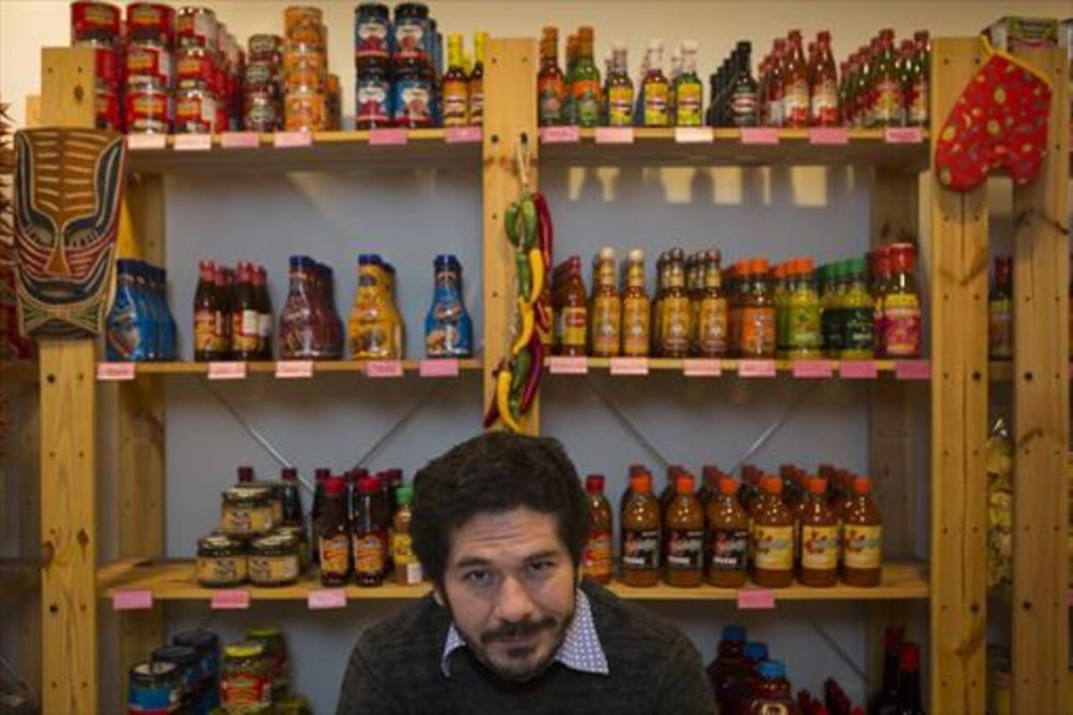 El escritor Juan Pablo Villalobos, en La Reina de las Tortillas, donde se avituallan muchos mexicanos. El escritor Juan Pablo Villalobos, en La Reina de las Tortillas, donde se avituallan muchos mexicanos.