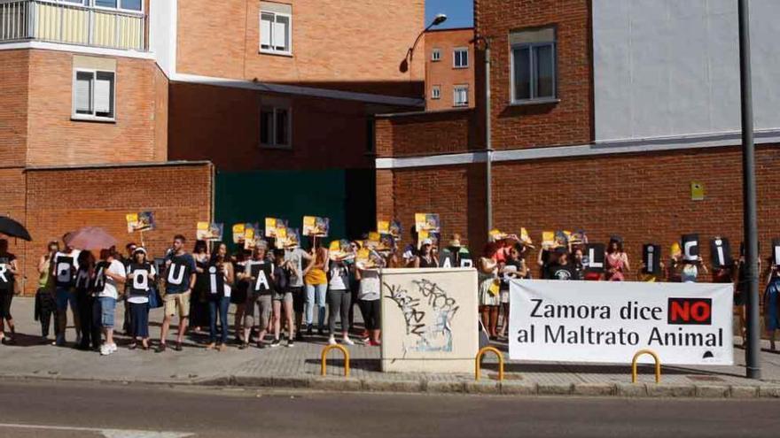 Los antitaurinos protestan frente a la Plaza de Toros.