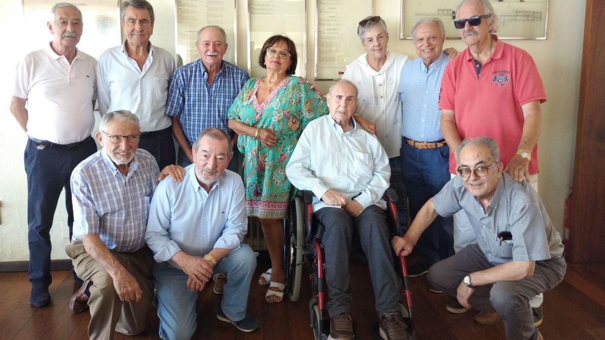 La última mixta del Santa Irene.  Ahí veis, aguantando el tipo con soltura, a buena parte de los alumnos de la promoción de 1962 del Instituto Santa Irene de Vigo, reunidos en el Club Marítimo de Canido para celebrar una comida de fraternidad en torno a la figura del compañero y empresario vigués Fernando Romero Fabrique (sentado). Su experiencia académica es fronteriza, porque hace 60 años que se licenciaron en la que fue la última promoción mixta del “insti”previa a la posterior segregación por sexos propia del franquismo. Demuestran que la amistad es también envejecer juntos (seguro que lo haremos cuando seamos mayores, dicen), y ya plantean nuevas convocatorias. ¡Aúpa!