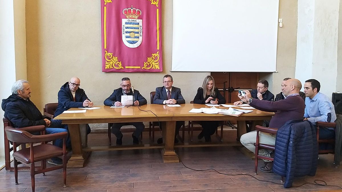 Gerardo Dueñas, en el centro, asiste a la reunión de la Mesa del Lechazo en Villalpando.