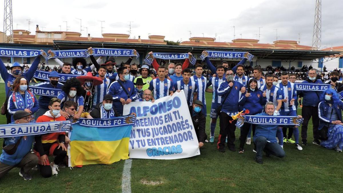 Aficionados del Águilas apoyando a Alfonso García. | J.Z