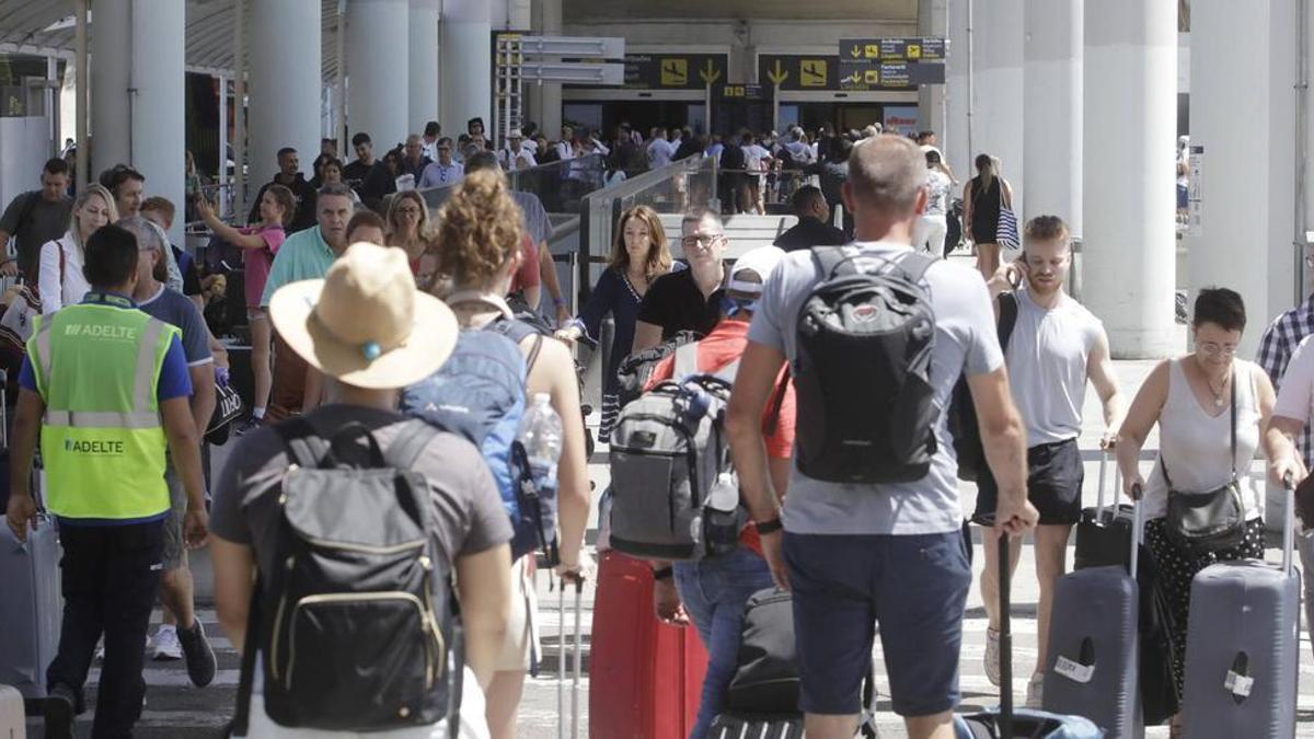 Pasajeros en el aeropuerto de Palma, en una imagen de archivo.