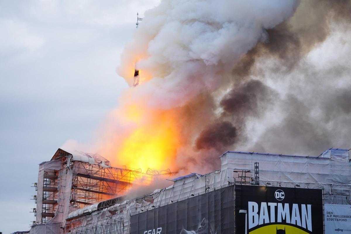 El fuego devora el edificio de la Bolsa de Copenhague