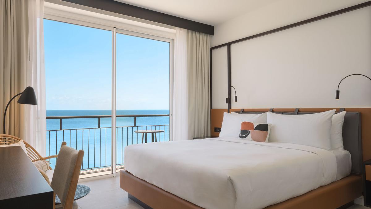 Una de las habitaciones con vistas al mar Mediterráneo del Hotel Riomar, en Santa Eulalia, Ibiza