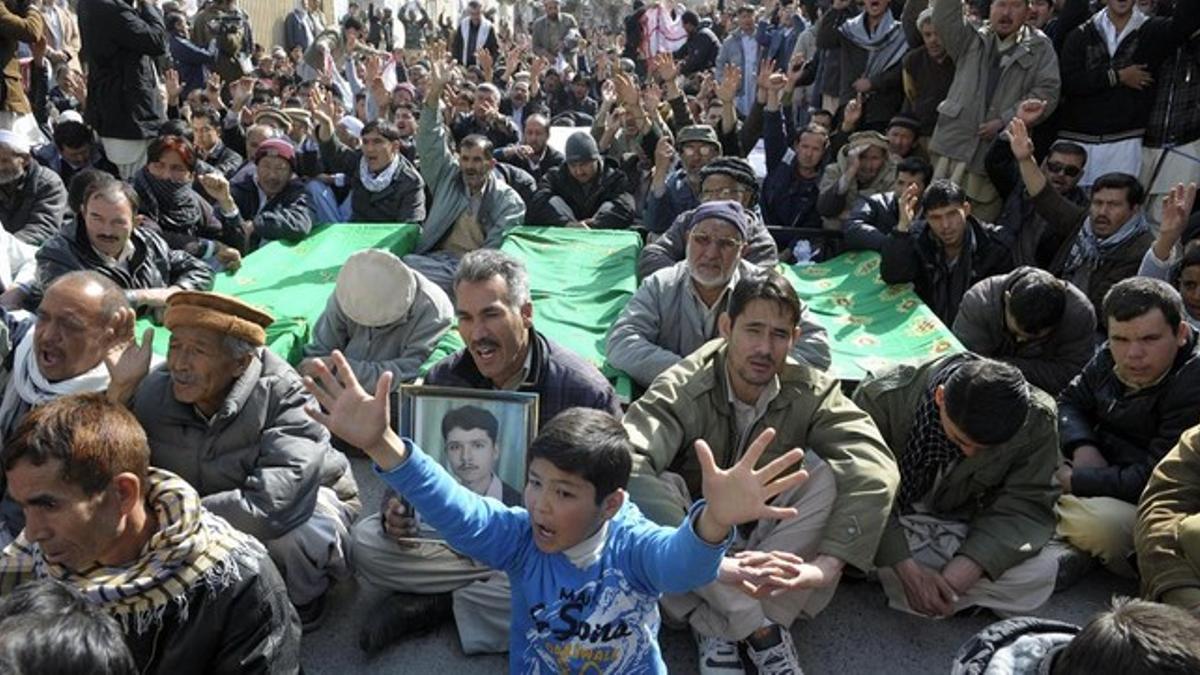 Chiís paquistanís protestan contra el último atentado contra su comunidad en Quetta, este miércoles.