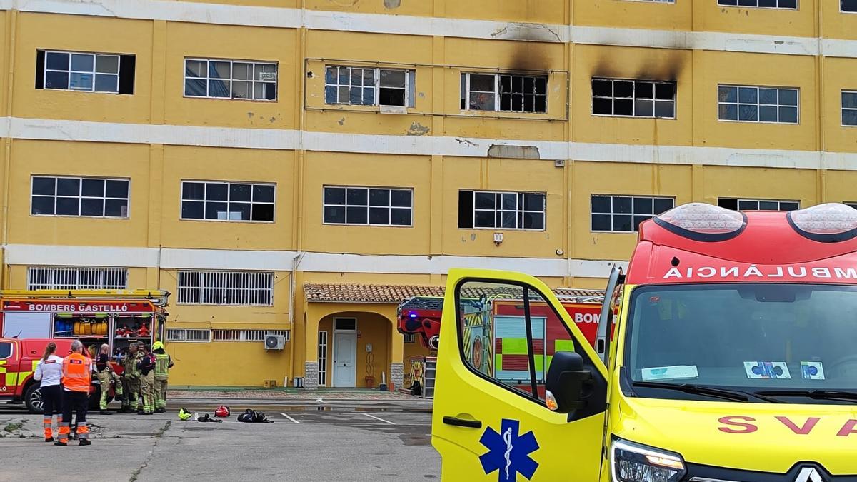 Alarma por un incendio en la antigua sede de la empresa Serratins en Castelló
