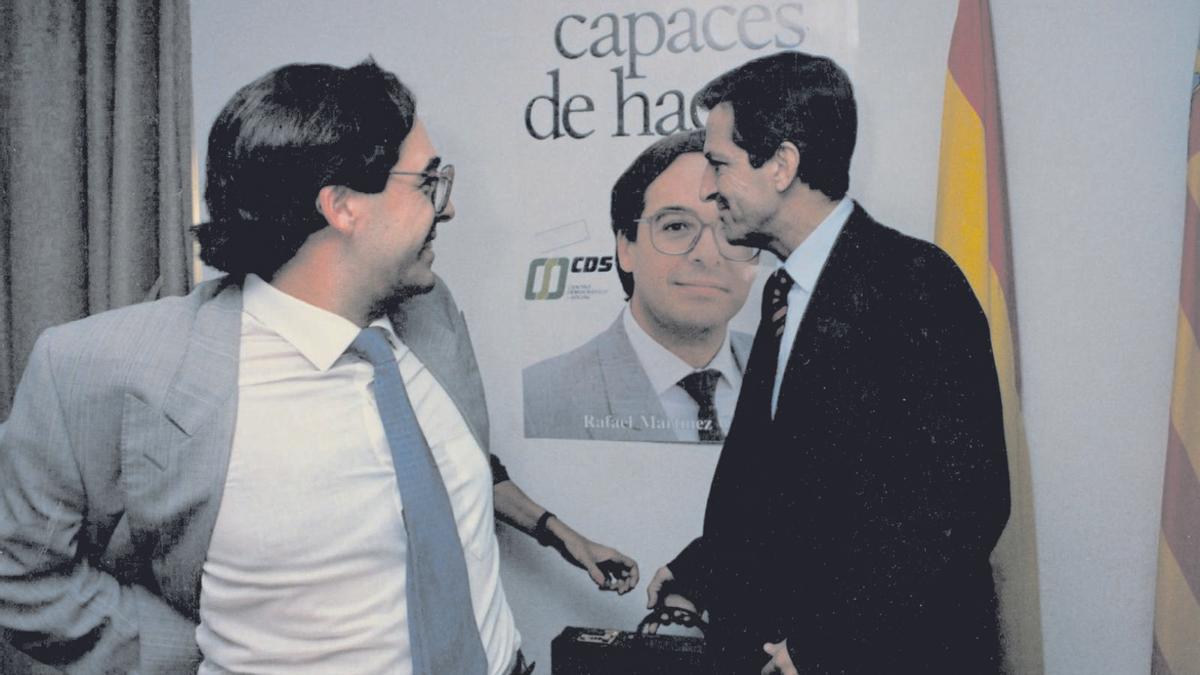 Dos imágenes de Rafael Martínez-Campillo con Adolfo Suárez. En la primera escuchan a Gerardo Muñoz, en la segunda, junto a un cartel del entonces jovencísimo candidato al Congreso de los Diputados por Alicante.