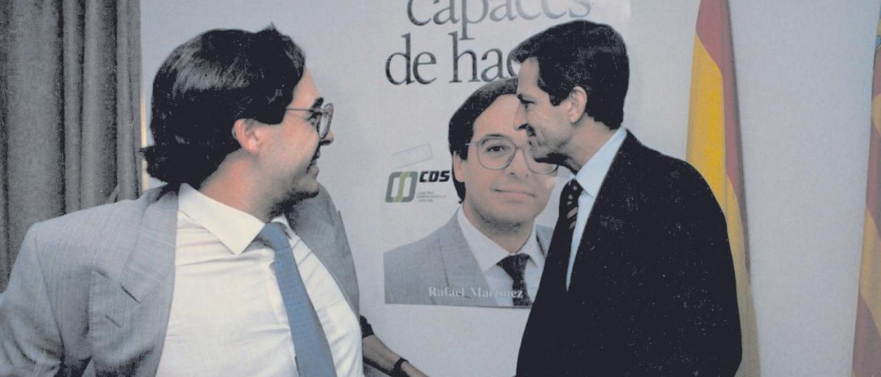 Dos imágenes de Rafael Martínez-Campillo con Adolfo Suárez. en la segunda, junto a un cartel del entonces jovencísimo candidato al Congreso de los Diputados por Alicante.