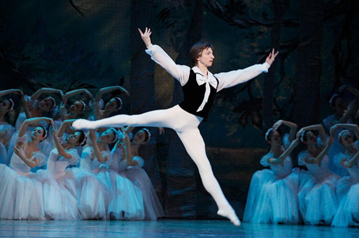 Estudiants de l’escola russa de coreografia Krasnoiarsk assagen per a l’actuació de la seva graduació, al Teatre Estatal d’Òpera i Ballet.