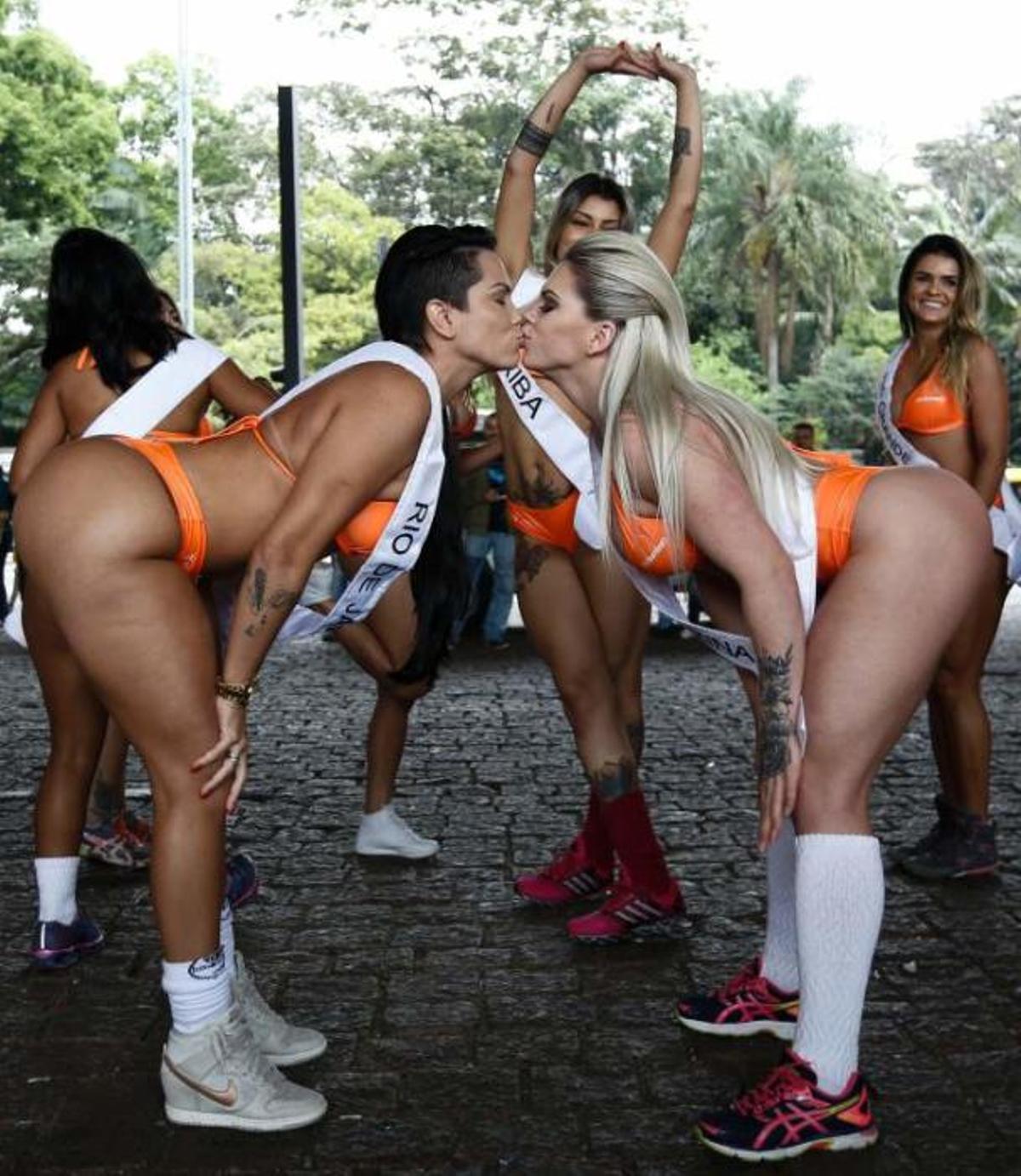 Las Miss Bumbum, a la caza de Pokémon