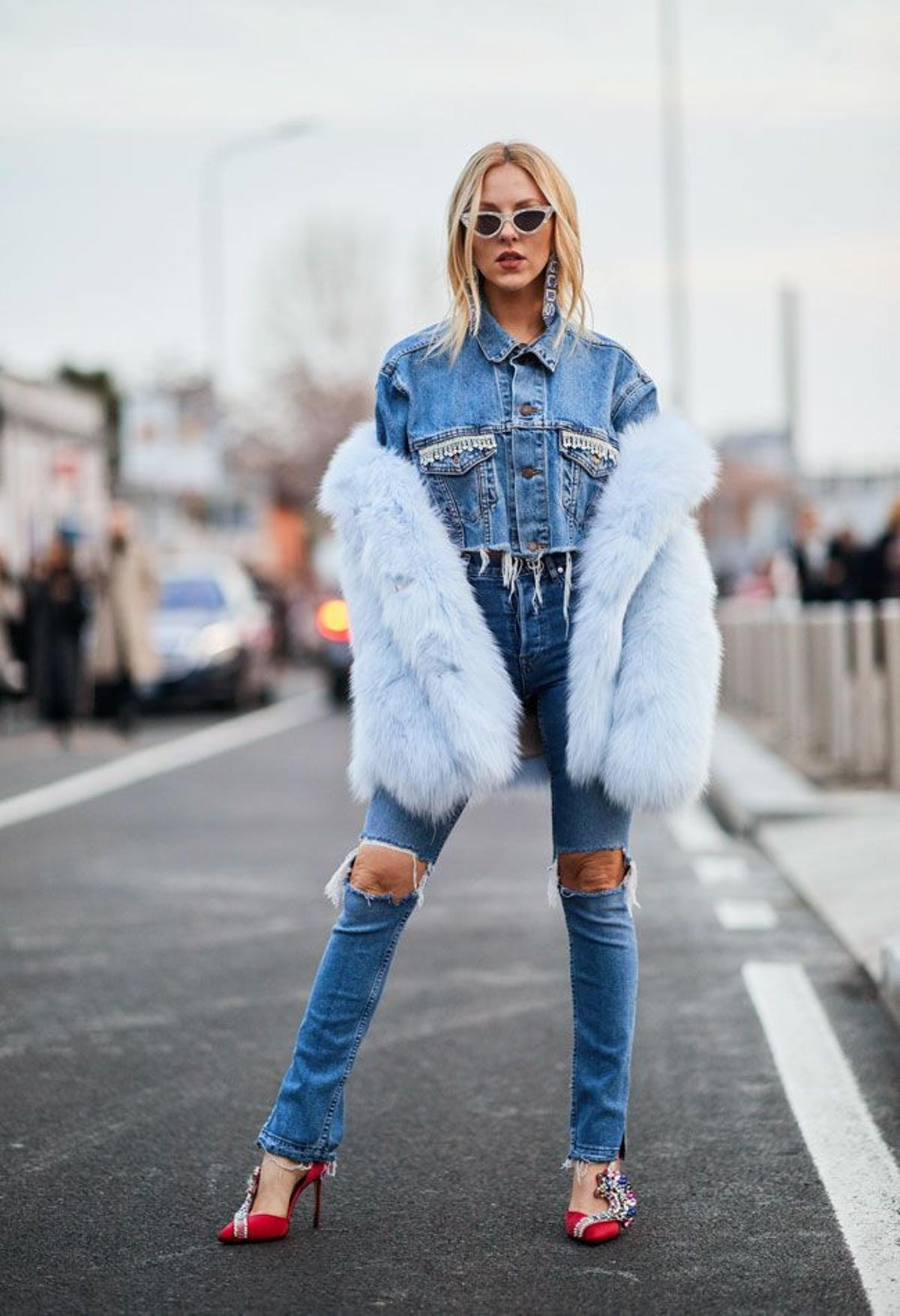 Look de fiesta en vaqueros: total look denim con peluche