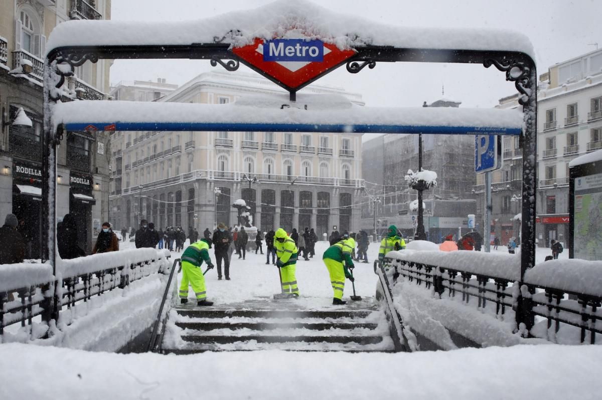 Madrid colapsada por la nevada histórica que cubre de blanco la capital