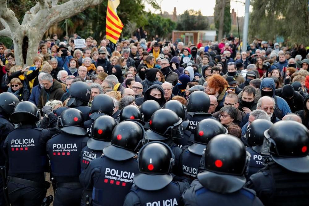 Protestes i tensió a l'exterior del Parlament de Catalunya