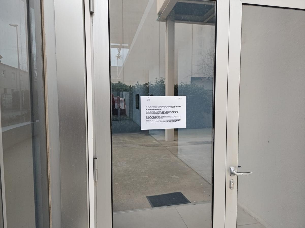 La galeria d'Art Enlace de Serra de Daró, tancada durant aquesta setmana amb un cartell explicatiu sobre la vaga.