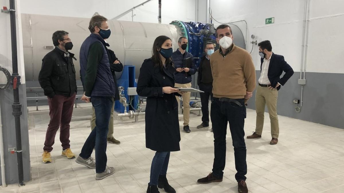 La presidenta de la EMSHI, Elisa Valía, esta mañana en El Realón, en la instalación de la oxidación avanzada, con parte del personal técnico.