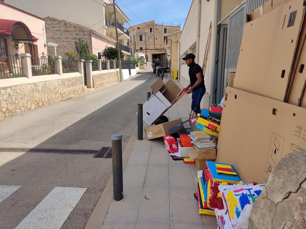 Un trabajador sale del edificio de Es Putxet destinado a las aulas de Educación Infantil.