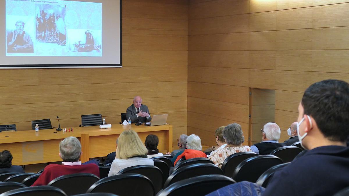 Ángel Julio Huertas durante su charla mientras se proyectan imágenes californias que ya no existen