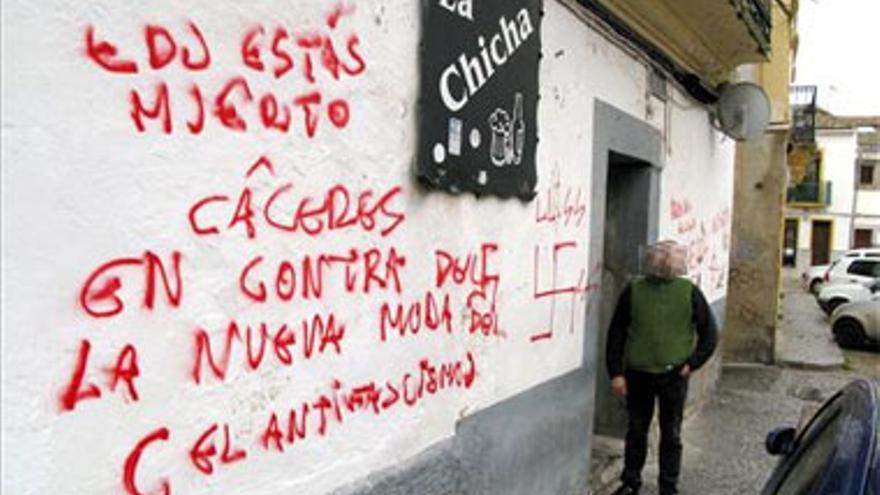 Pintan la fachada de un bar con amenazas nazis a antifascistas