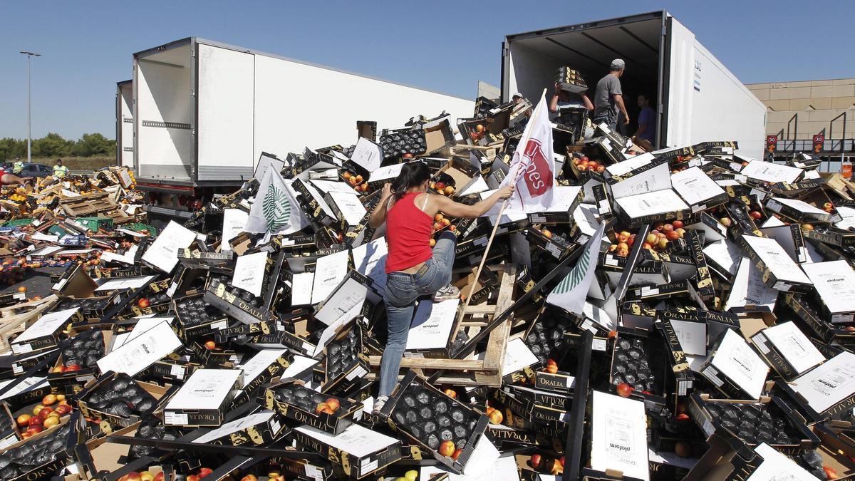 Agricultores franceses destruyen fruta llegada desde España, en una imagen de 2011.