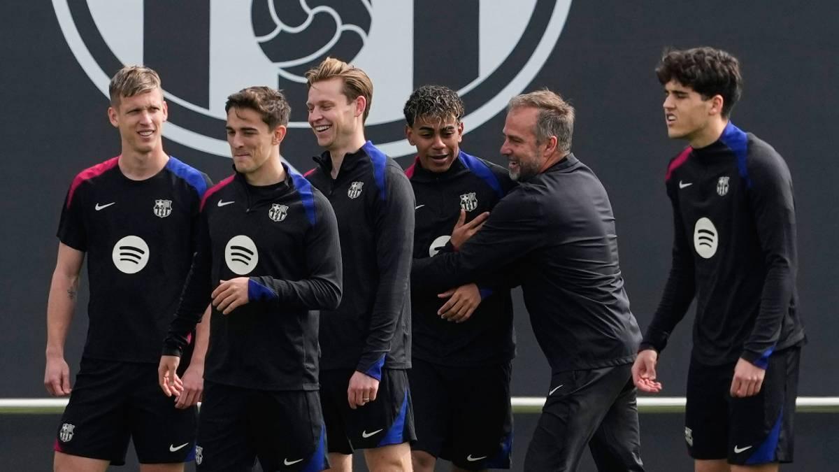 Flick bromea con Lamine Yamal y otros jugadores en un entrenamiento