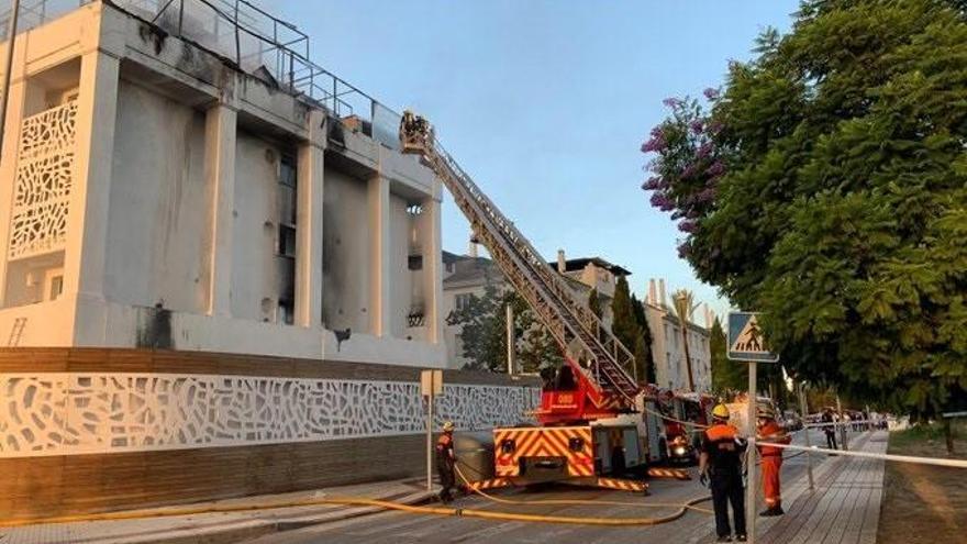 Un fallecido y casi una decena de heridos tras el incendio del hotel en Marbella