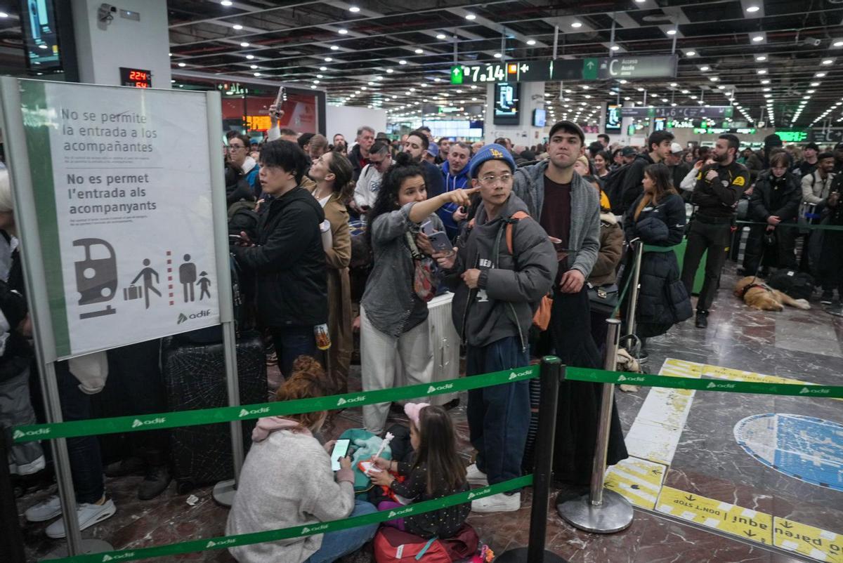 Caos y aglomeraciones en la estación de Sants